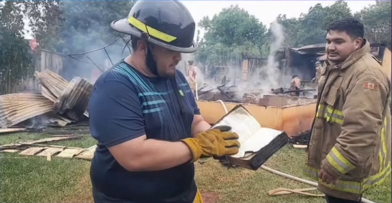 Una Biblia quedó intacta después de quemarse una casa por completo.