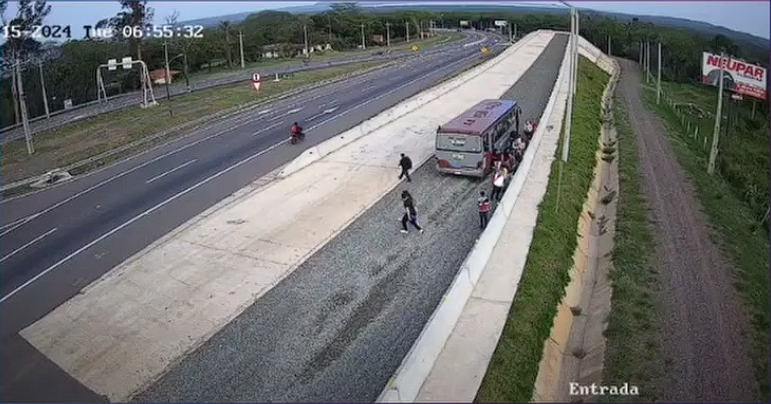 Colectivo recurre a rampa de frenado en Pedrozo