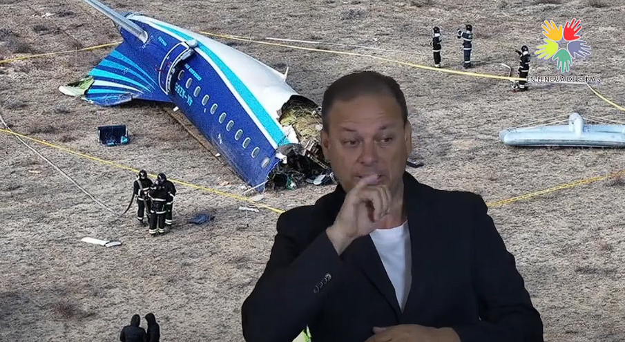 Un avión de pasajeros con 74 personas a bordo se estrelló.