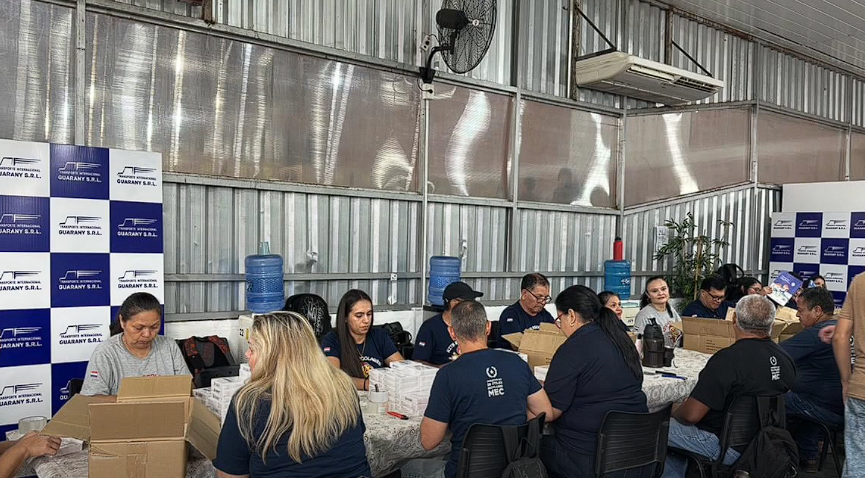 Autoridades supervisan kits escolares para garantizar calidad y entrega eficiente