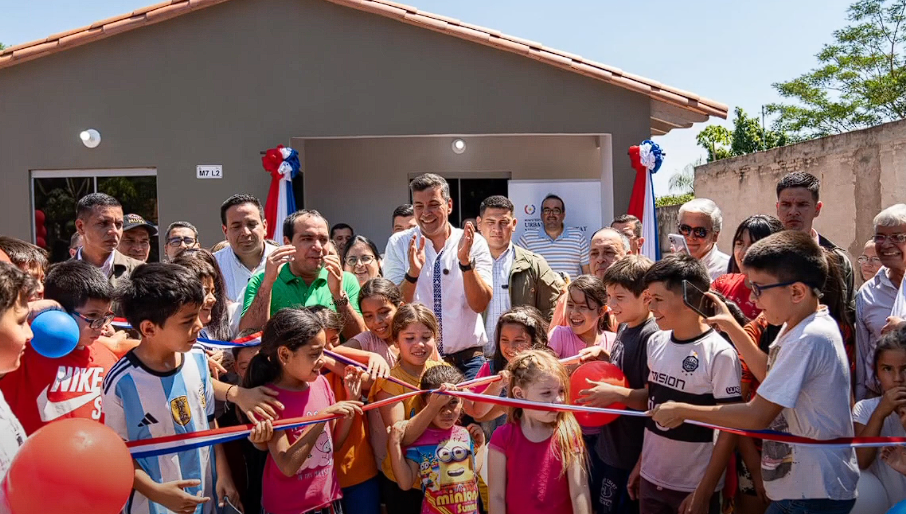 Gobierno entrega viviendas en Itauguá y Villeta para mejorar calidad de vida