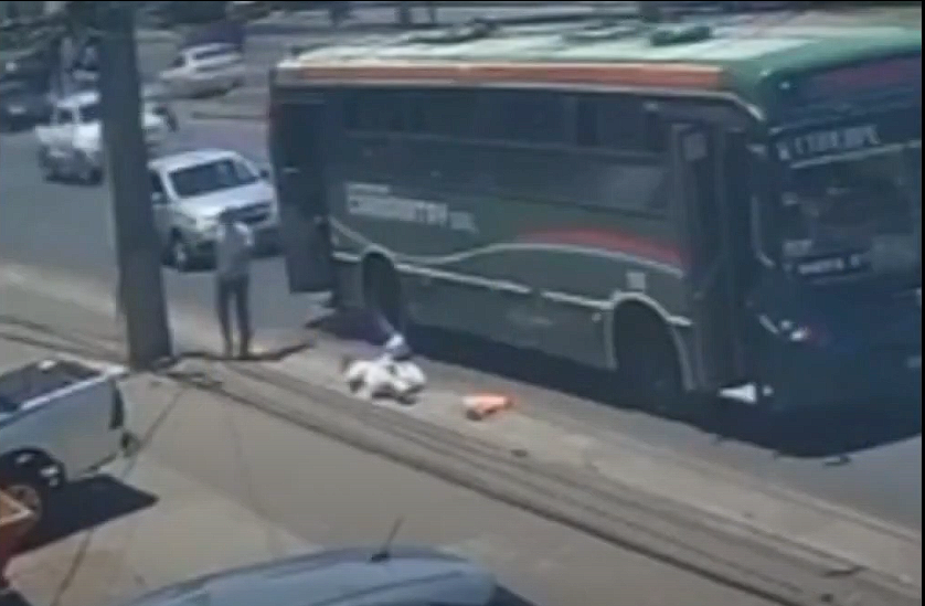 Mujer fallece tras caer de un bus en San Lorenzo