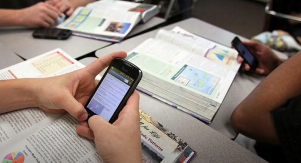 Uso de celulares en escuelas: Nuevo proyecto establece sanciones