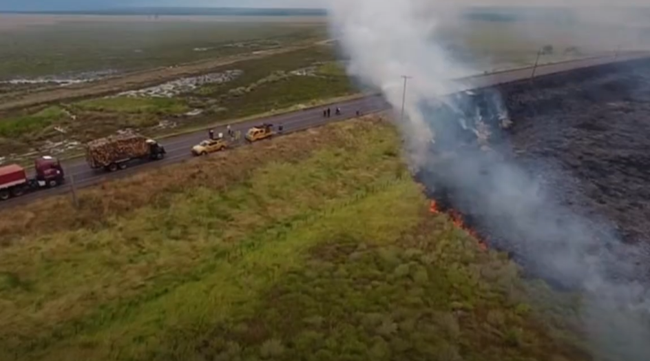 Incendio de pastizales en Arroyo y Esteros interrumpe el tránsito en la Ruta PY03