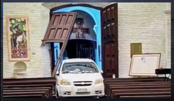 Un conductor choca con su auto contra una iglesia en Uruguay