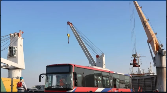 Paraguay recibe los primeros buses eléctricos y avanza hacia un transporte sostenible