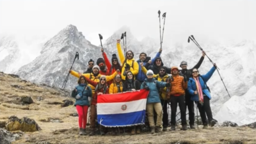 Contra el frío y la altura: Paraguayos llevan la bandera nacional al Everest