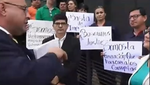 Mafia de los pagarés: Víctimas se manifiestan en el local del SNPP