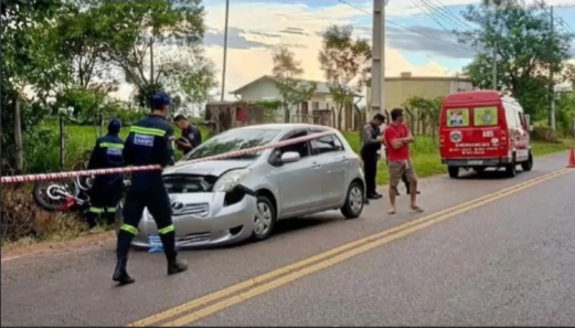 Motociclista que viajaba en grupo rozó con otro biciclo y murió atropellado por un auto
