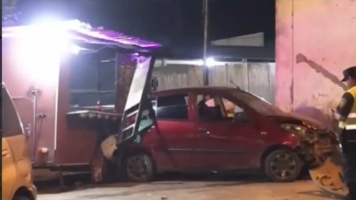 Perdió el control y chocó un puesto ambulante, al cliente y un vehículo