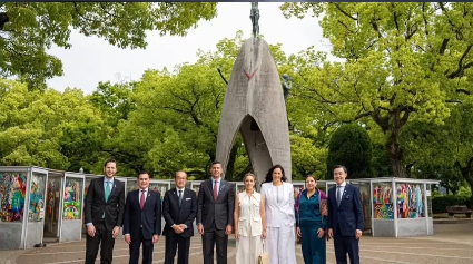 Con grullas hechas por niños paraguayos, Peña homenajeó a las víctimas de Hiroshima