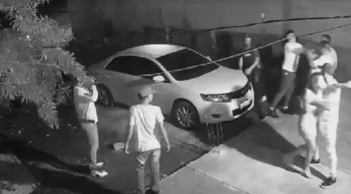 Un grupo de personas atropelló la vivienda de un hombre a quien amenazaron.