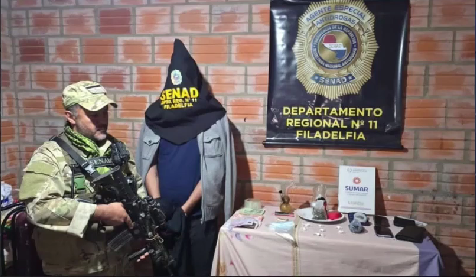 Cae supuesto microtraficante en Loma Plata tras allanamiento fiscal.