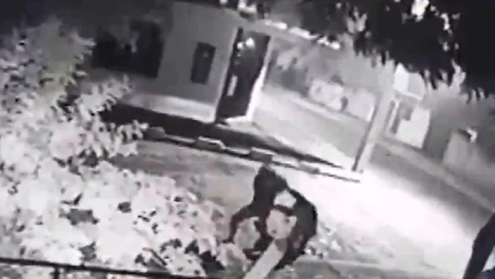 Mujer es 4s4lt4d4 mientras esperaba el bus para ir a trabajar