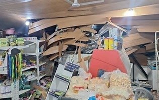 Un minibús sin frenos atraviesa una despensa en Ciudad del Este