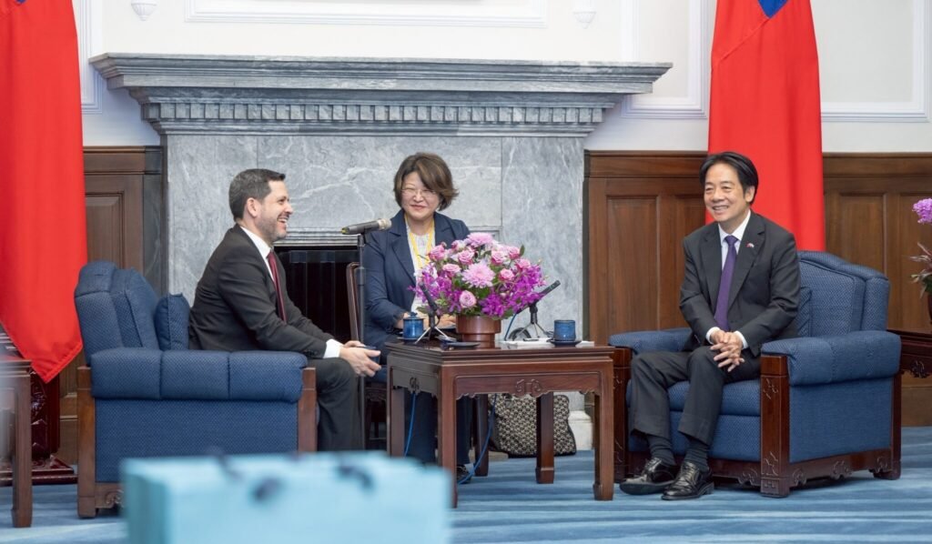 Taiwán y Paraguay fortalecen alianza con avión ambulancia y becas