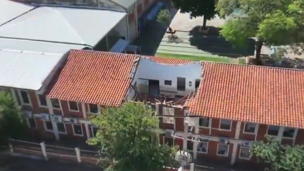 Derrumbe de techo en colegio de Lambaré