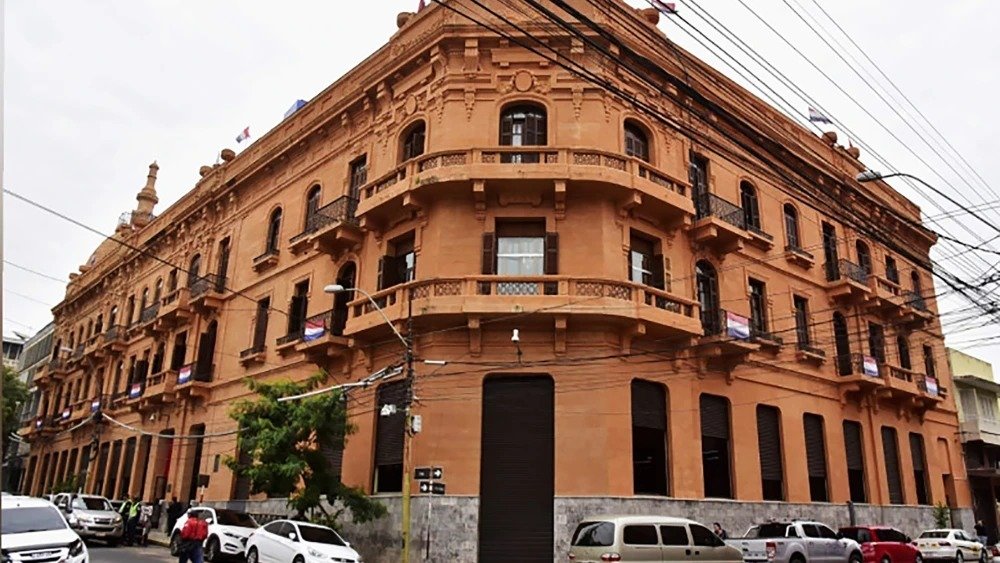 El escándalo del 54%: Mitad de TUS impuestos va directo a pagar SUELDOS públicos