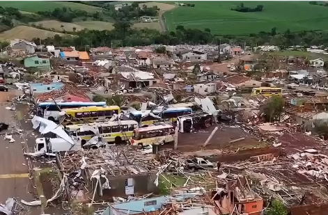 Un tornado arrasó con la localidad de Río Bonito, dejando un paisaje de destrucción total