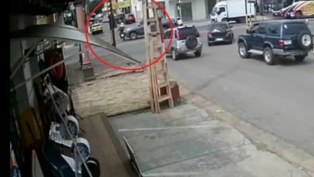 La Fiscalía busca al conductor que impactó a una agente de tránsito.