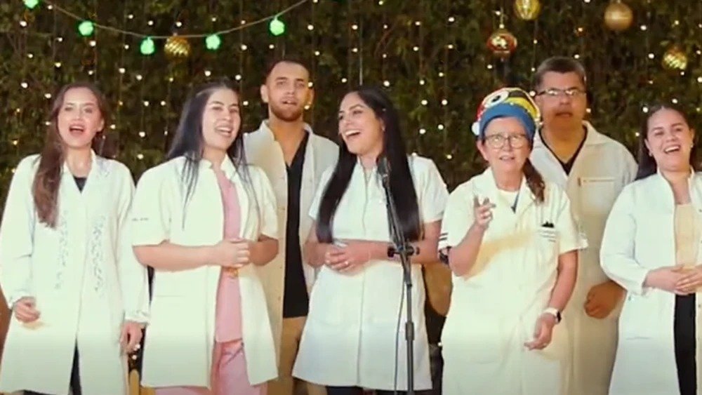 Médicos de Itauguá cantan villancicos a sus pacientes.