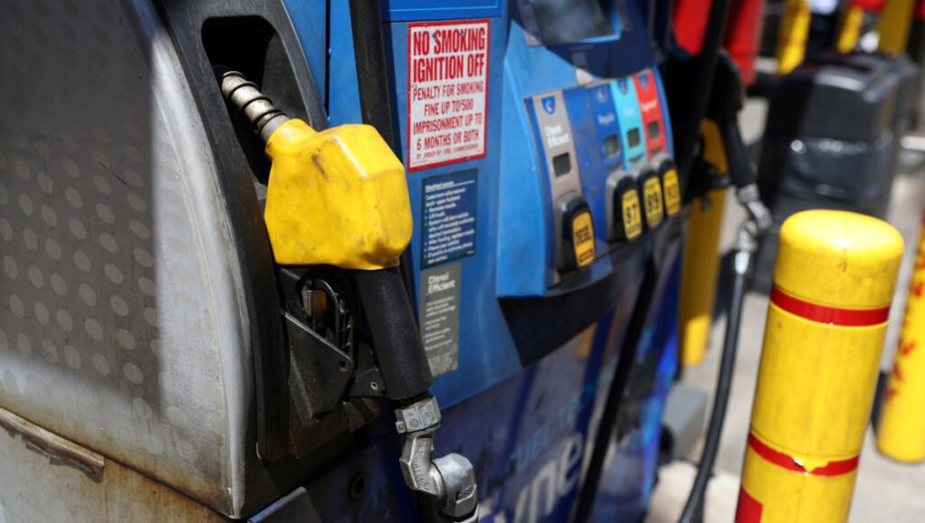 La razón detrás de la caída de precios de los combustibles en Paraguay.