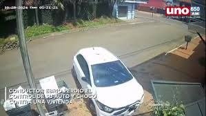 Choca contra vivienda en Fernando de la Mora