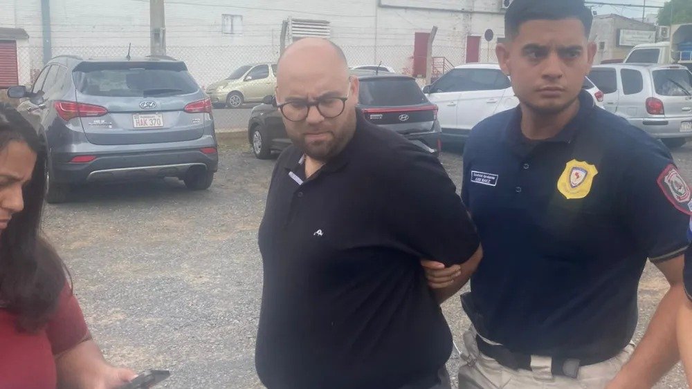 Médico forense detenido por supuesta extorsión