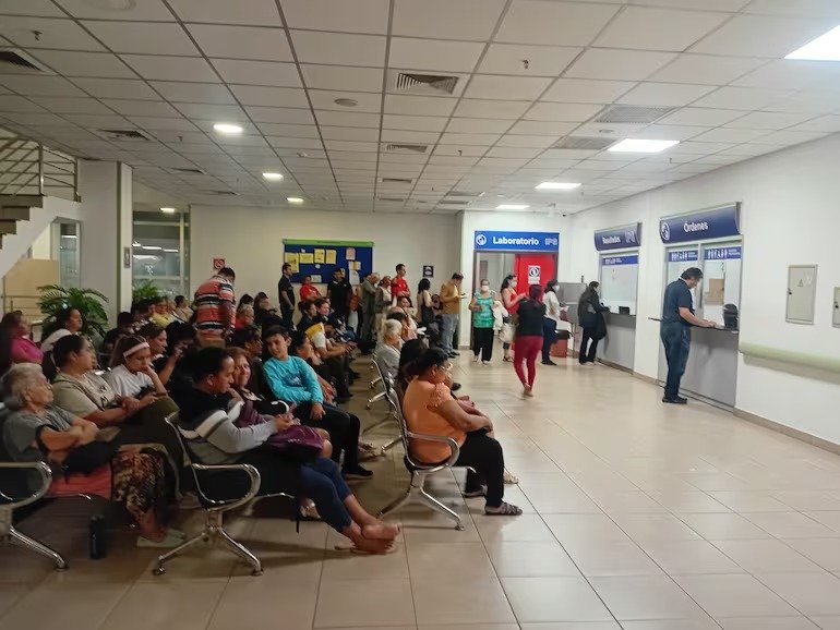 Hospital Ingavi: largas filas y espera interminable