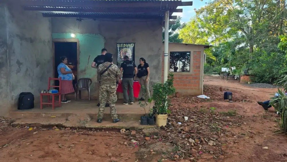 “Una mujer fue detenida en Azotey por vender marihuana incluso a menores, en un operativo que desarticuló un punto de microtráfico.”