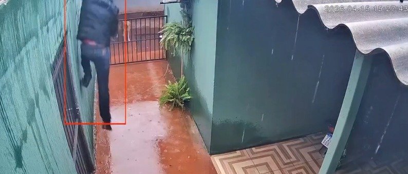 Asaltantes trepan muralla y roban motocicleta en PJC