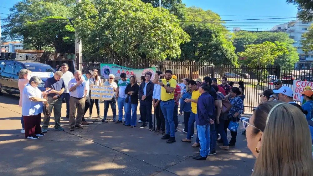 Docentes y asegurados exigen salida de Brítez