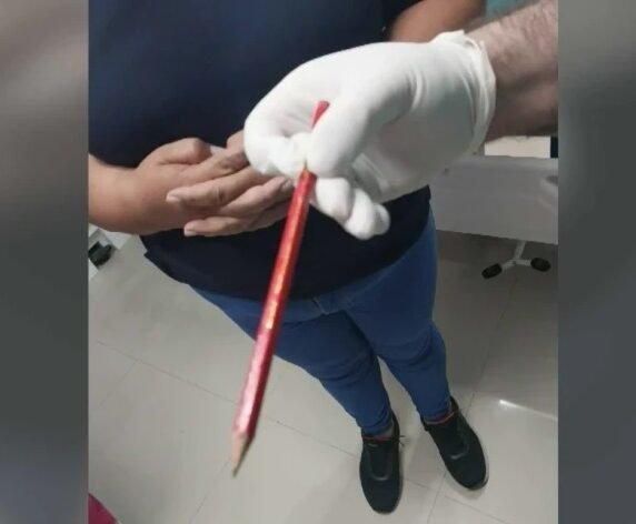 Broma en aula deja a niño con perforación intestinal