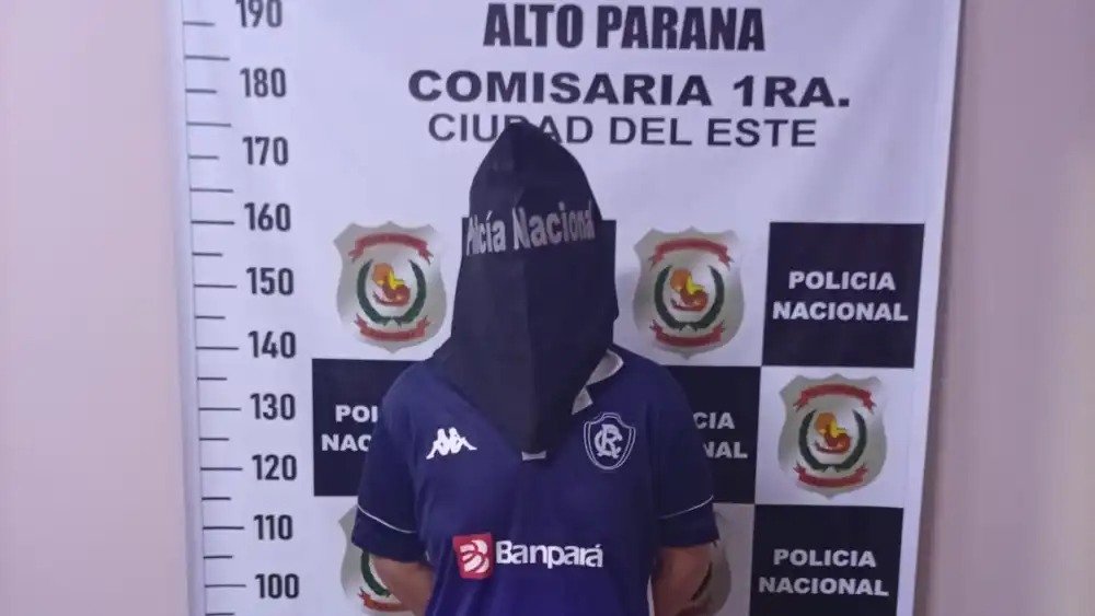 Joven se salva tras ser lanzada por la ventana de un edificio
