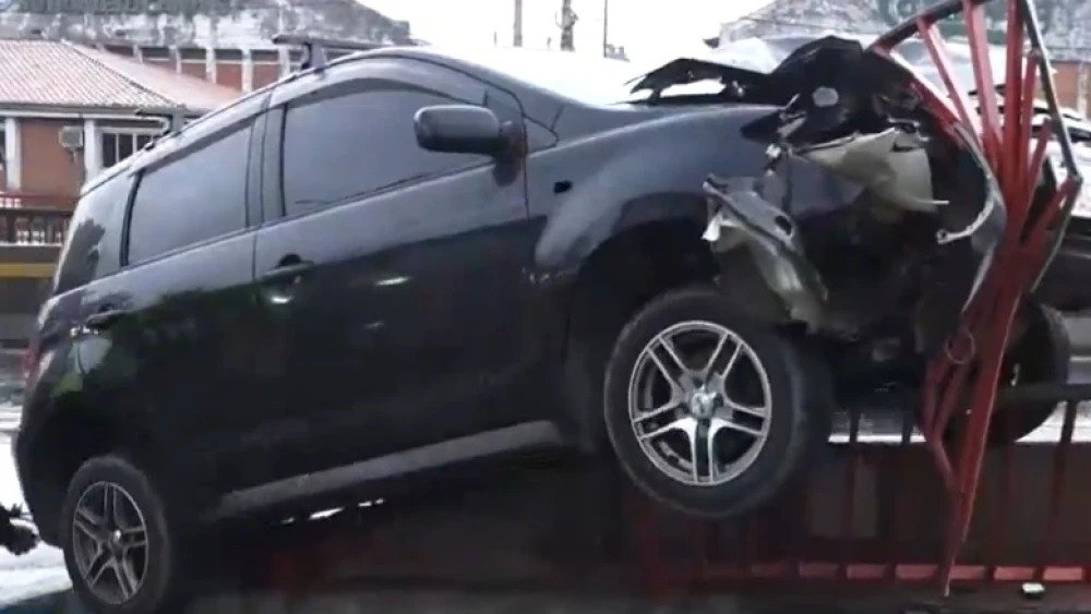 Choque contra baranda del viaducto