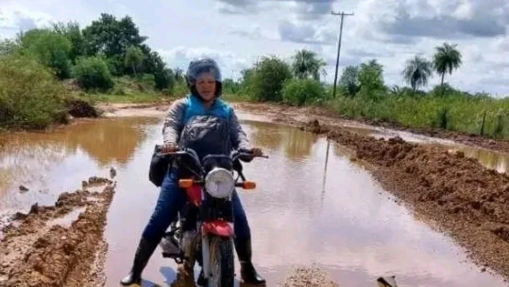 🚸 Niños cruzan barro y docentes usan canoa en San Pedro