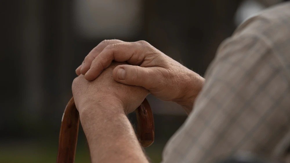 💰 Prisión para dueña de hogar por fraude a un abuelo fallecido