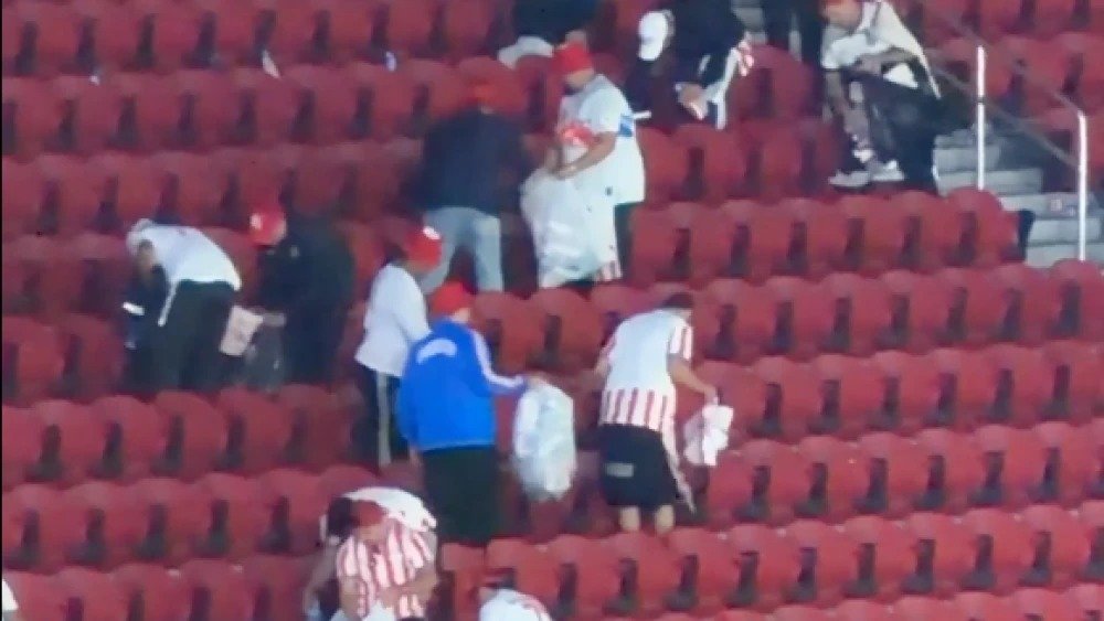 Paraguayos limpian el estadio tras victoria albirroja