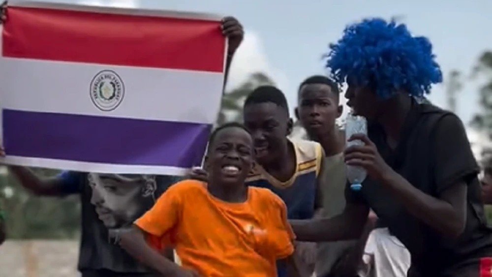 🌍 Niños de Uganda homenajean a Paraguay