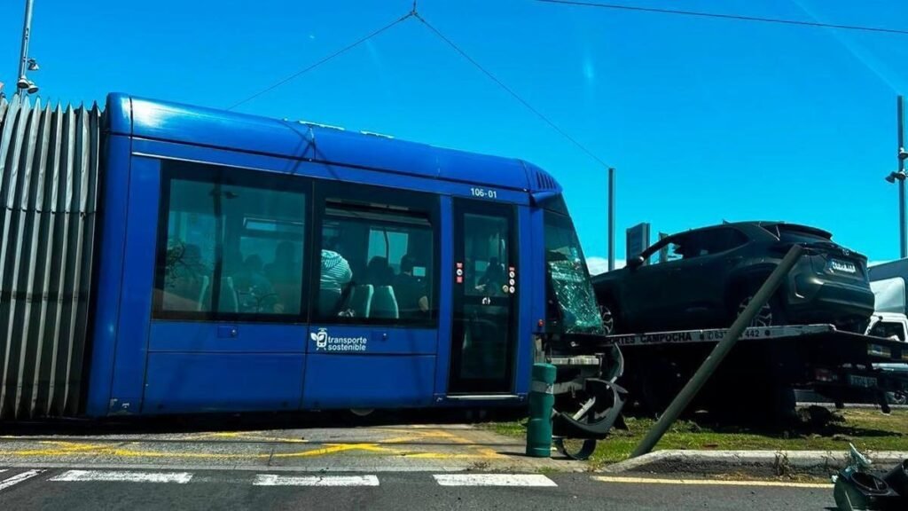 Accidente en Taco entre el Tranvía y un camión grúa