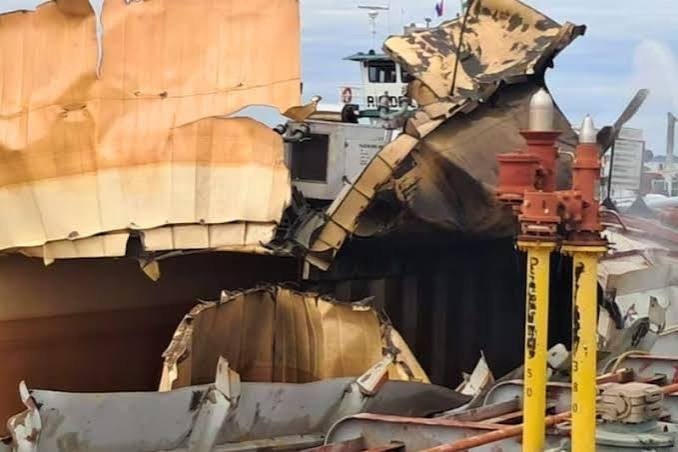 Aíslan zona por gases tras explosión en barcaza
