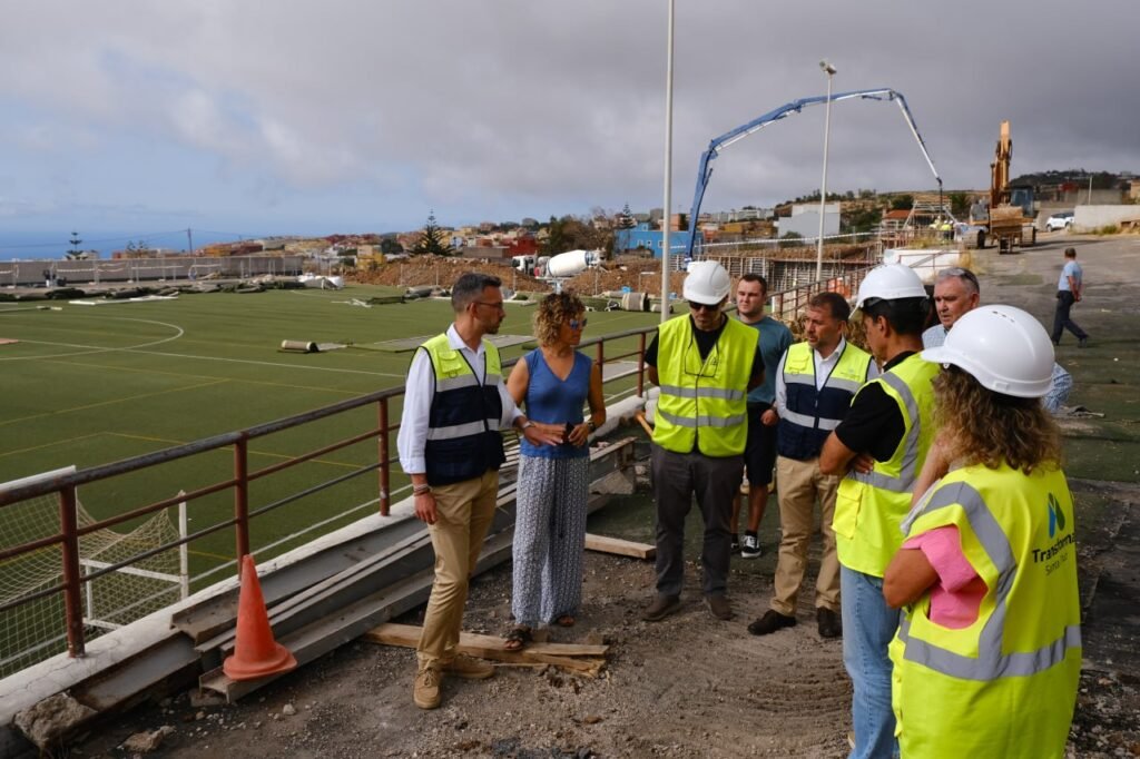 Santa Cruz avanza en la rehabilitación del campo de fútbol de El Sobradillo