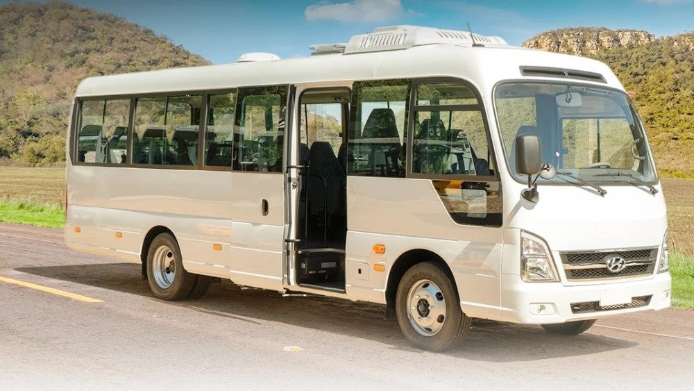 Minibús inclusivo en cruce Pedrozo
