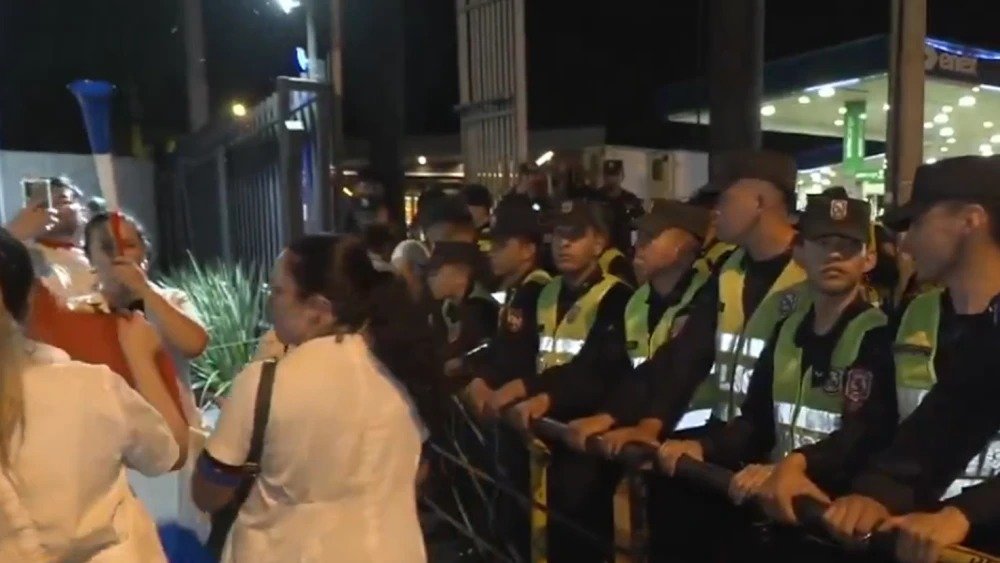 Médicos movilizados, Policía bloquea llegada a casa de Cartes