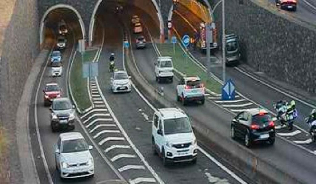 Incendio de una microguagua provoca el corte de un túnel en Tenerife